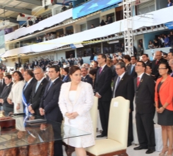 Vista general de la tribuna presidencial del Estadio Nacional durante la interpretación del Himno de Honduras en la Ceremonia de Traspaso de Mando